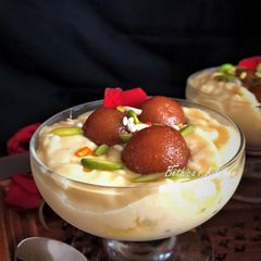 A picture of Custard with Gulab Jamun.