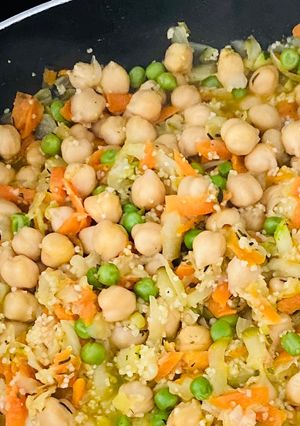 Una foto de Cuscús con garbanzos y verduras