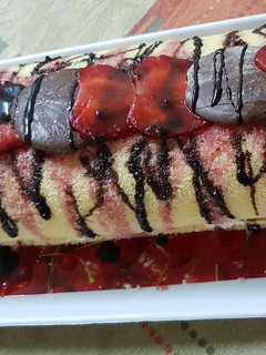Una foto de Pionono dulce con crema y frutillas