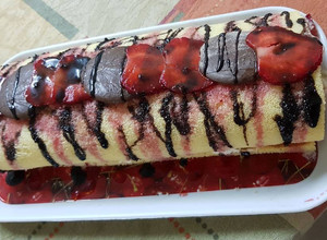 Una foto de Pionono dulce con crema y frutillas