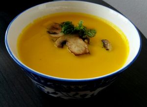 Una foto de Crema de zapallo con champiñones