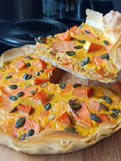 Une photo de Tarte de patates douces, lait de coco, curry, saumon fumé et graines de courges