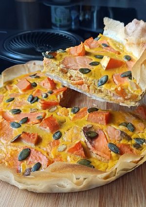 Une photo de Tarte de patates douces, lait de coco, curry, saumon fumé et graines de courges