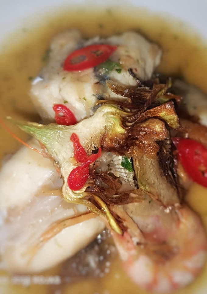Una foto de Cazuelita de peix con picada de almendras y chips de alcachofa