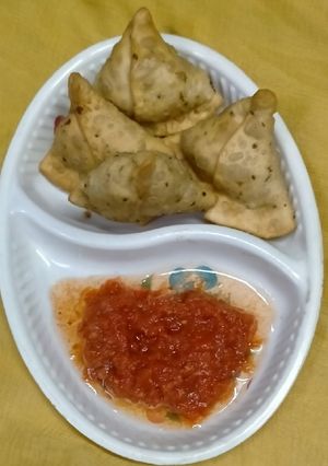 मिनी समोसा विद लाल चटनी (Mini samosa with lal chutney recipe in hindi) रेसिपी मुख्य फोटो