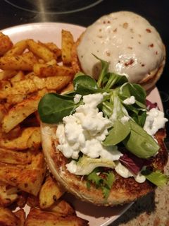 Una foto de Hamburguesa de pavo con patatas al horno
