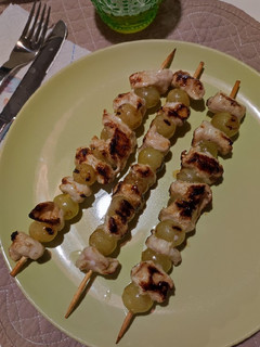 Foto di Spiedini di pollo e uva caramellati al miele e limone