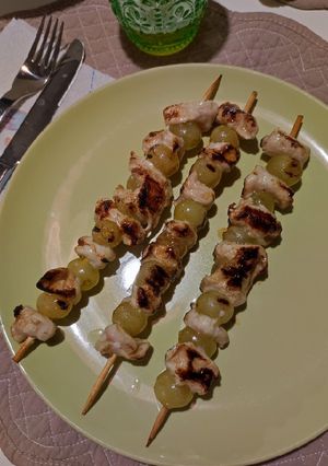 Foto di Spiedini di pollo e uva caramellati al miele e limone