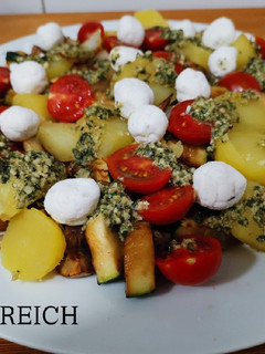 Una foto de Ensalada a la parrilla al pesto con queso de cabra