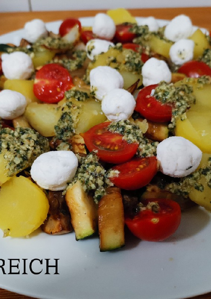 Una foto de Ensalada a la parrilla al pesto con queso de cabra