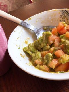 صورة لوصفة فطور صحي سلطه افوكادو وبندوره