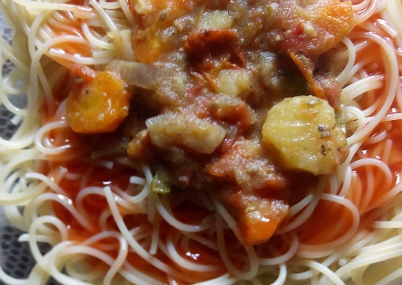 Spaghetti with heavy potatoes stew