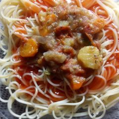 A picture of Spaghetti with heavy potatoes stew.