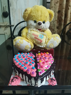 ચોકલેટ વેનીલા હાર્ટ કેક (Chocolate Heart Cake Recipe in Gujarati) રેસીપી મુખ્ય ફોટો