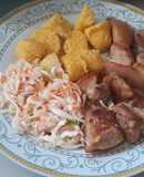 Cerdo frito con bollitos de maíz
