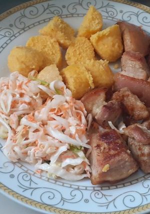 Una foto de Cerdo frito con bollitos de maíz