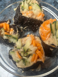 Una foto de Makis de atún y verduras
