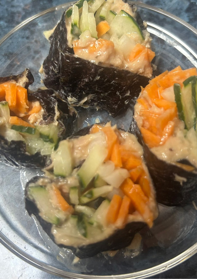 Una foto de Makis de atún y verduras