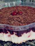 Mousse de leite ninho com morangos e cobertura de chocolate
