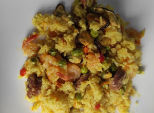 Una foto de Arroz con choritos-longaniza