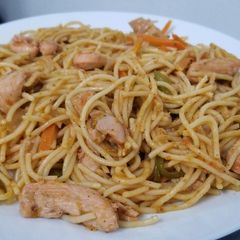 A picture of Stir fry chicken spegettis.