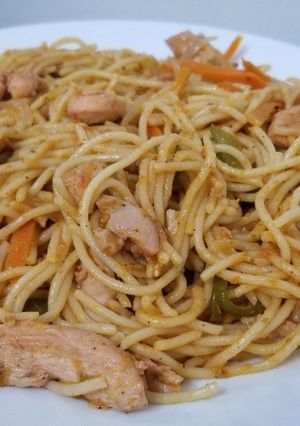 A picture of Stir fry chicken spegettis.