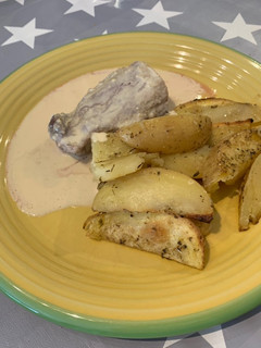 Una foto de Solomillo ibérico a la sal con salsa de mostaza y patatas gajo