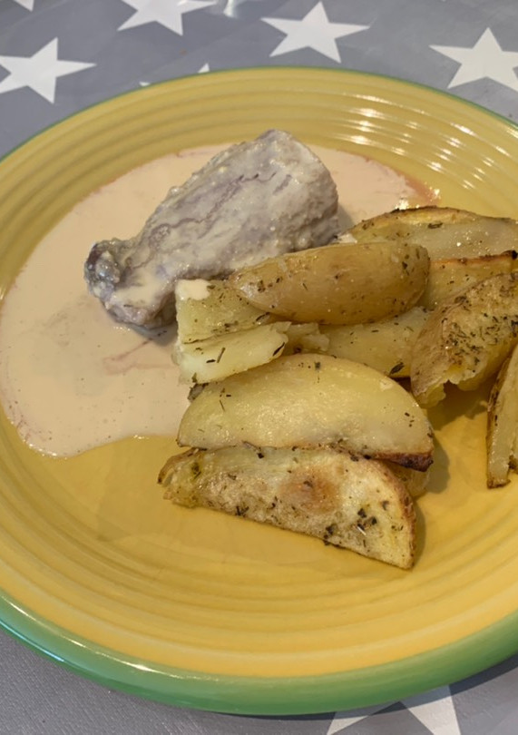 Una foto de Solomillo ibérico a la sal con salsa de mostaza y patatas gajo