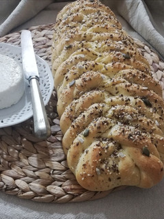 Foto di Treccia di pane di grano duro con mix di semi 🌷
