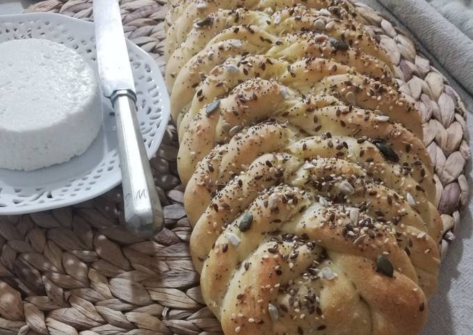 Treccia di pane di grano duro con mix di semi 🌷