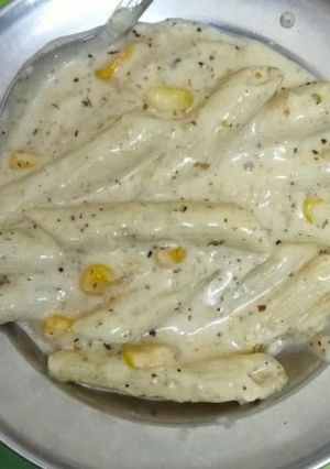 A picture of White sauce pasta.