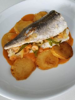Una foto de Merluza rellena con salsa marisco