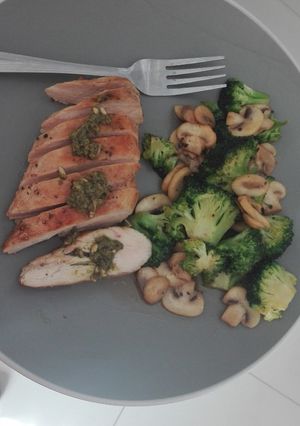 A picture of Chicken fillet with vegetables.