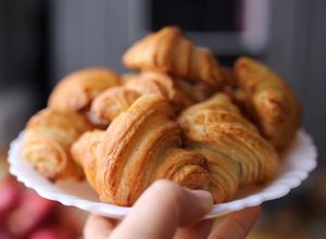 Hình của món 💚 Bánh Sừng Bò Ngàn Lớp Kiểu Pháp Cỡ Nhỏ (Mini French Croissants).