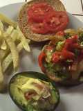 Hamburguesas vegetarianas con papas a las francesas fritas 