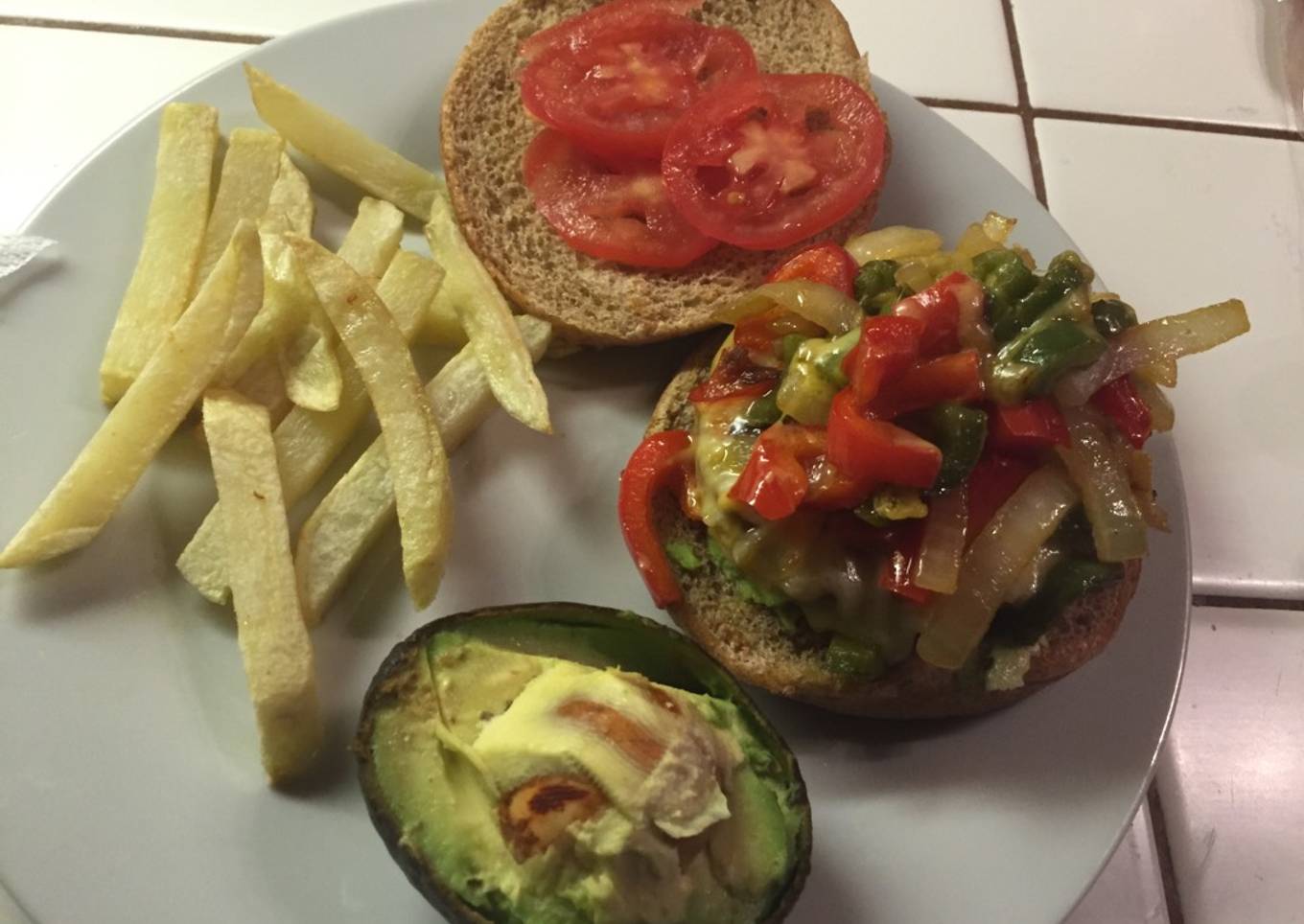 Hamburguesas vegetarianas con papas a las francesas fritas