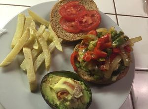Una foto de Hamburguesas vegetarianas con papas a las francesas fritas 