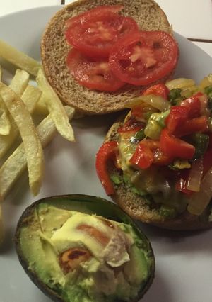 Una foto de Hamburguesas vegetarianas con papas a las francesas fritas 