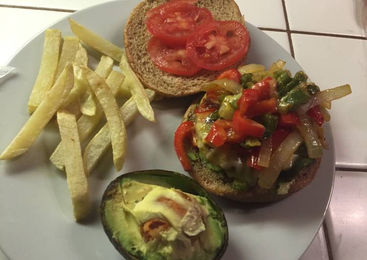 Hamburguesas vegetarianas con papas a las francesas fritas