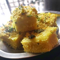 A picture of Dhokla (rice, dal).