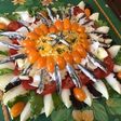 Salade d'été multicolore aux anchois marinés