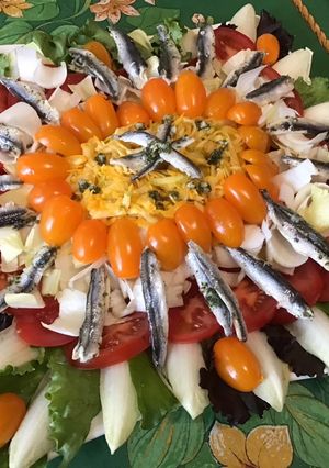Une photo de Salade d'été multicolore aux anchois marinés