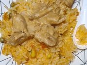 Una foto de pollo encacahuatado con chiles