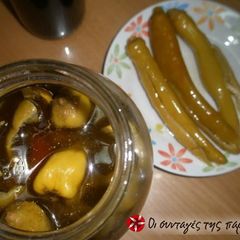 A picture of Pickled bull's horn peppers.