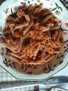 Una foto de Macarrones de quinoa y remolacha con mi salsa boloñesa
