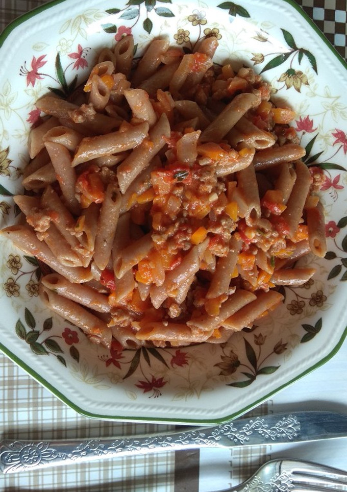 Una foto de Macarrones de quinoa y remolacha con mi salsa boloñesa