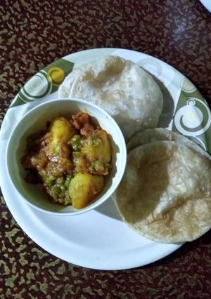 A picture of Luchi aloo dum.