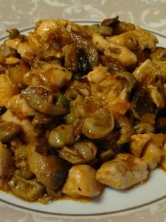 Una foto de Pechuga de pollo con habitas y champiñón