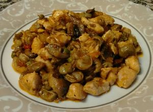 Una foto de Pechuga de pollo con habitas y champiñón