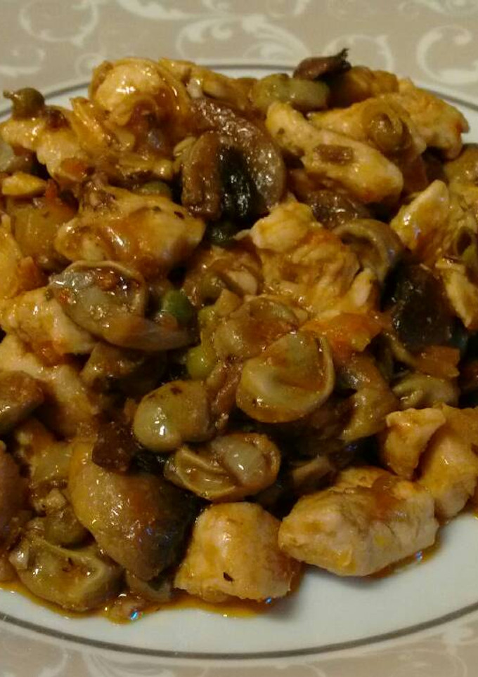 Una foto de Pechuga de pollo con habitas y champiñón